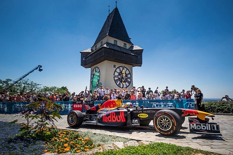 Verstappen beklimt Schloßberg met F1-wagen: “Nooit eerder gedaan”