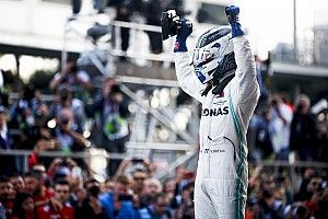 Bottas vence a Hamilton en Bakú