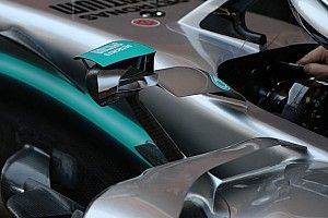 Mercedes: doppi vetri compongono lo specchietto aerodinamico della W10