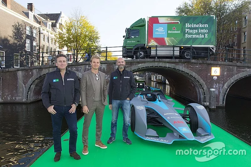 Il fondatore e CEO della Formula E, Alejandro Agag, l'investitore in Formula E e ambasciatore del marchio Heineken, Nico Rosberg, e il direttore generale senior della Heineken, Gianluca Di Tondo.