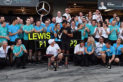 Így ünnepeltette magát Hamilton a Mercedes garázsa előtt Japánban