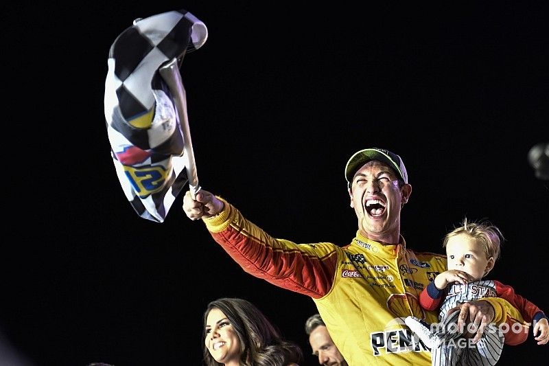 Joey Logano, Team Penske, Ford Fusion Shell Pennzoil, festeggia dopo la vittoria del Titolo 2018 della Nascar Monster Cup Series