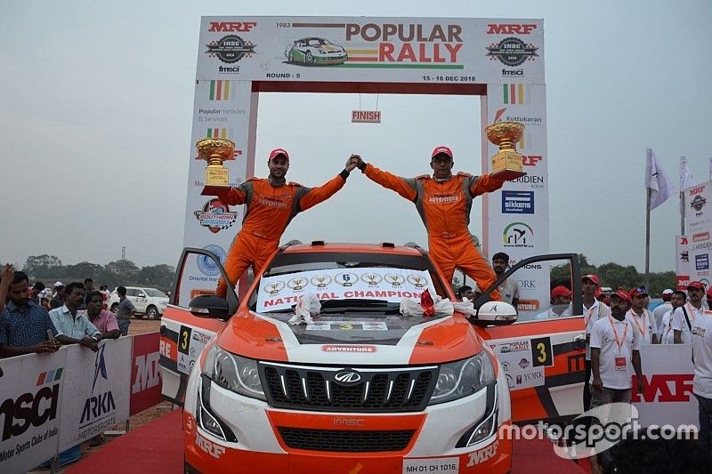 Winner Gaurav Gill and Musa Sherif, Mahindra Adventure Super XUV500