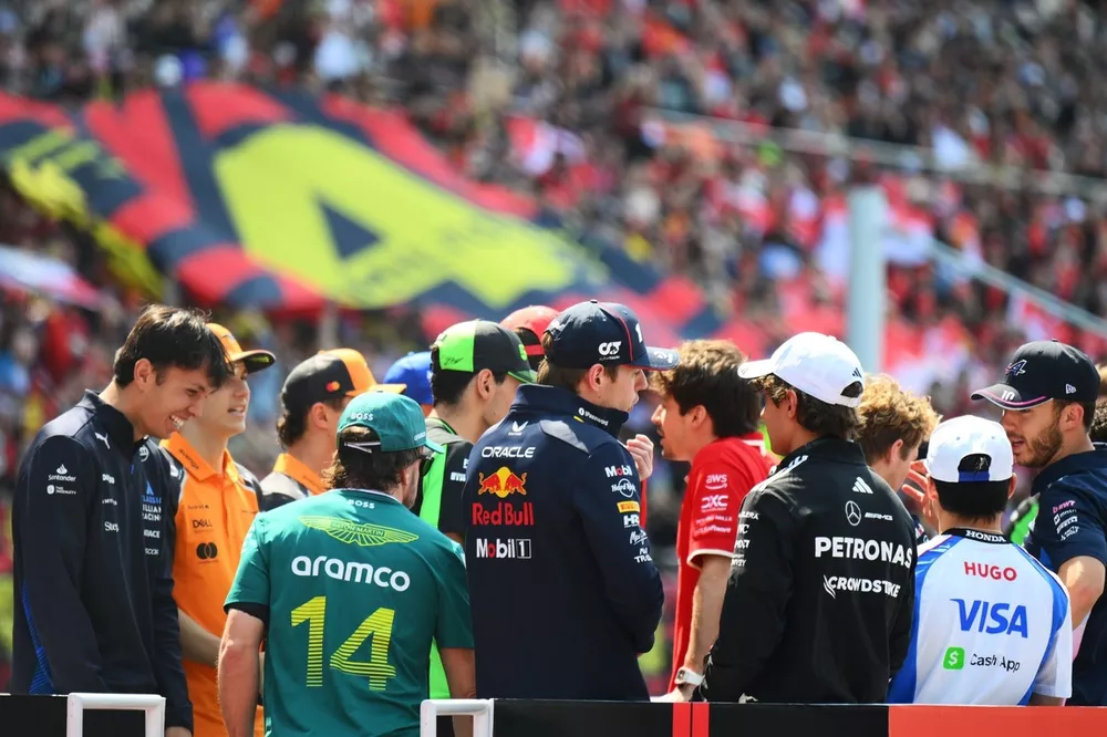 Drivers and team personnel gather to remember the late Eddie Jordan