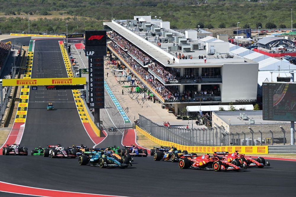 Carlos Sainz, Ferrari SF-24, Charles Leclerc, Ferrari SF-24, Pierre Gasly, Alpine A524, Fernando Alonso, Aston Martin AMR24, Oscar Piastri, McLaren MCL38, the remainder of the field at the start