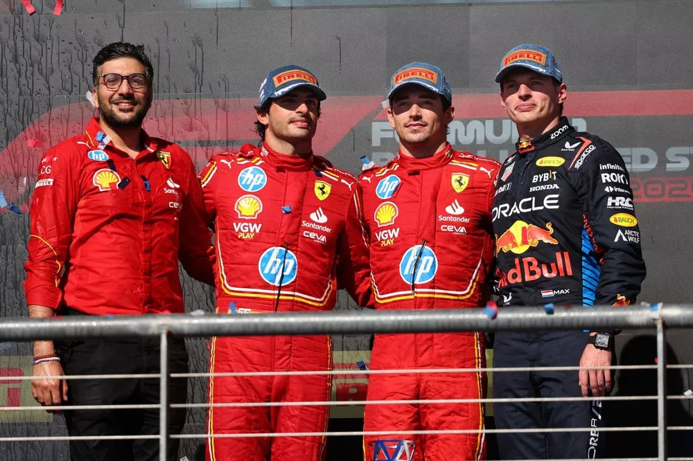 Charles Leclerc, Scuderia Ferrari, 1e positie, Carlos Sainz, Scuderia Ferrari, 2e positie, Max Verstappen, Red Bull Racing, 3e positie, op het podium 