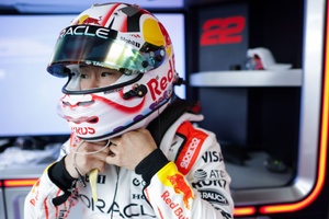 F1日本GP、特別カラーのヘルメット多数！ 母国角田に王者