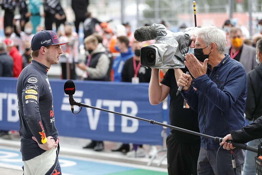 Segundo lugar Max Verstappen, Red Bull Racing, es entrevistado por Damon Hill tras la carrera