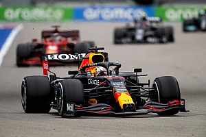 Horner looft Verstappen: "Maakte zelf de call voor intermediates"