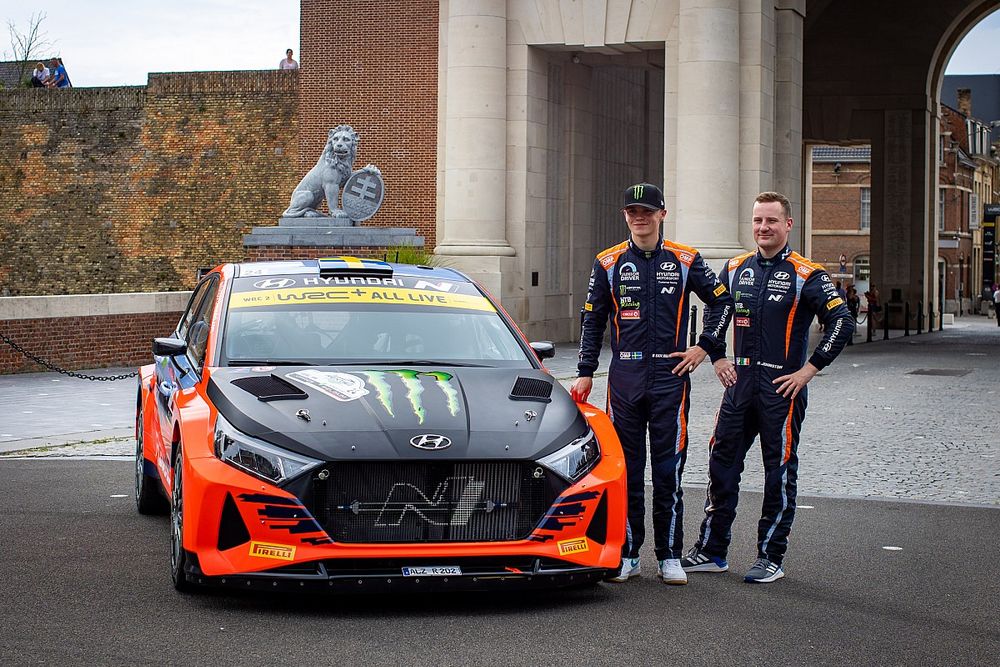 Oliver Solberg Umumkan Pisah dengan Aaron Johnston