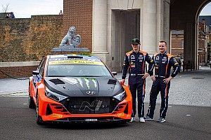 Oliver Solberg Umumkan Pisah dengan Aaron Johnston
