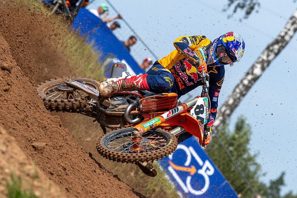 Herlings naar pole MXGP van Sardinië, Cairoli afgevoerd na crash