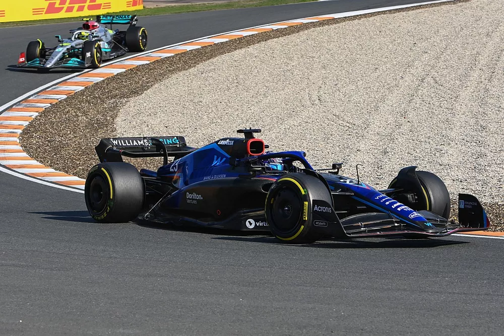 Alex Albon, Williams FW44, Lewis Hamilton, Mercedes W13