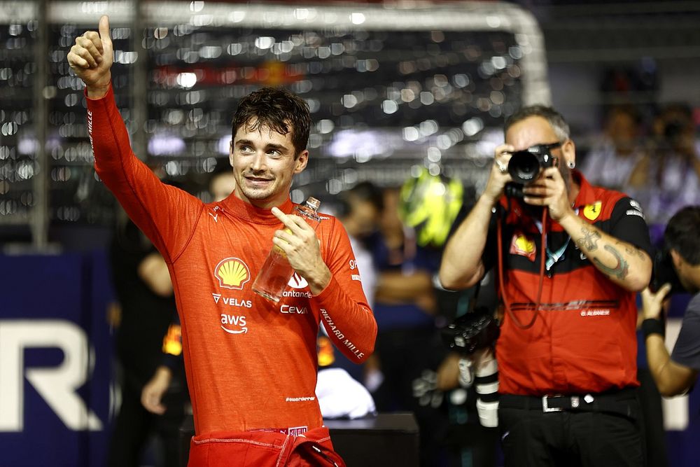 Leclerc scoort pole in enerverende F1-kwalificatie, Verstappen achtste