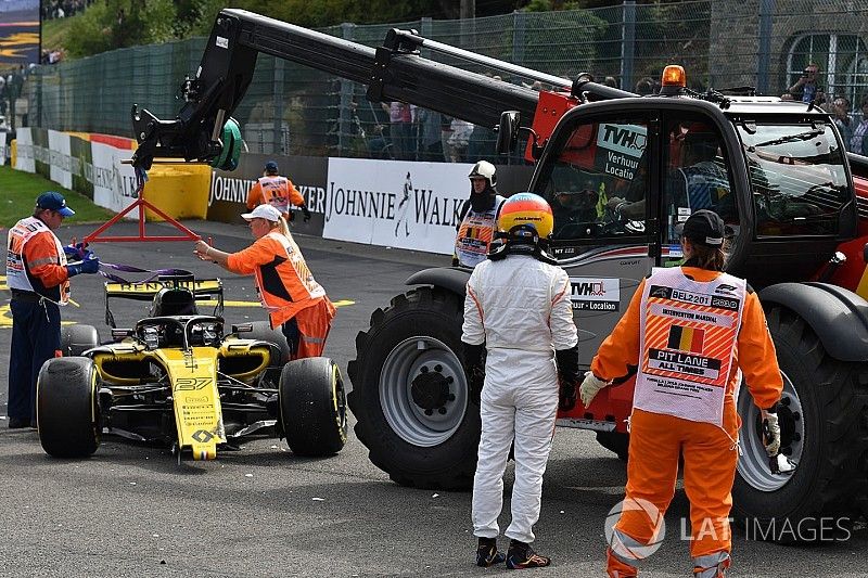 Nico Hulkenberg, Renault Sport F1 Team R.S. 18 y Fernando Alonso, McLaren tras el accidente