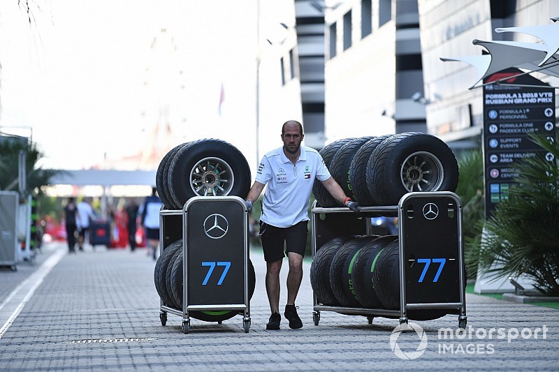 Две команды поддержали Pirelli в шинном тендере Ф1