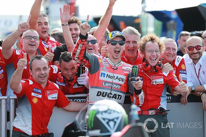 Lorenzo se lleva la pole a la primera en Misano