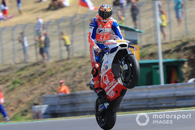 На одном колесе. Главное развлечение гонщиков MotoGP в фотографиях 2018 года