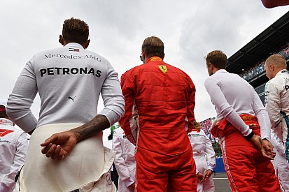 Vettel a hibáival ötszörös világbajnokká koronázhatja Hamiltont