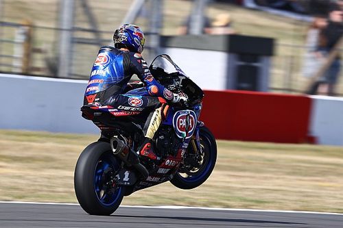 Razgatlioglu se luce en Doningon Park con Bautista en el podio