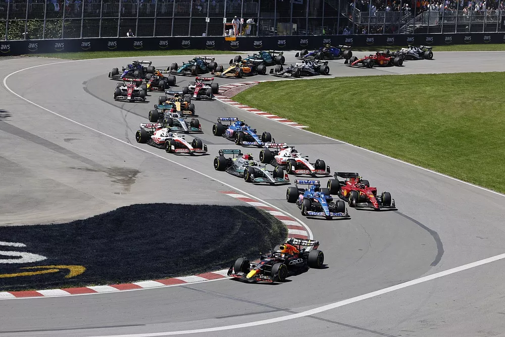Max Verstappen, Red Bull Racing RB18, Fernando Alonso, Alpine A522, Carlos Sainz, Ferrari F1-75, Lewis Hamilton, Mercedes W13, Kevin Magnussen, Haas VF-22, Mick Schumacher, Haas VF-22, the rest of the field at the start
