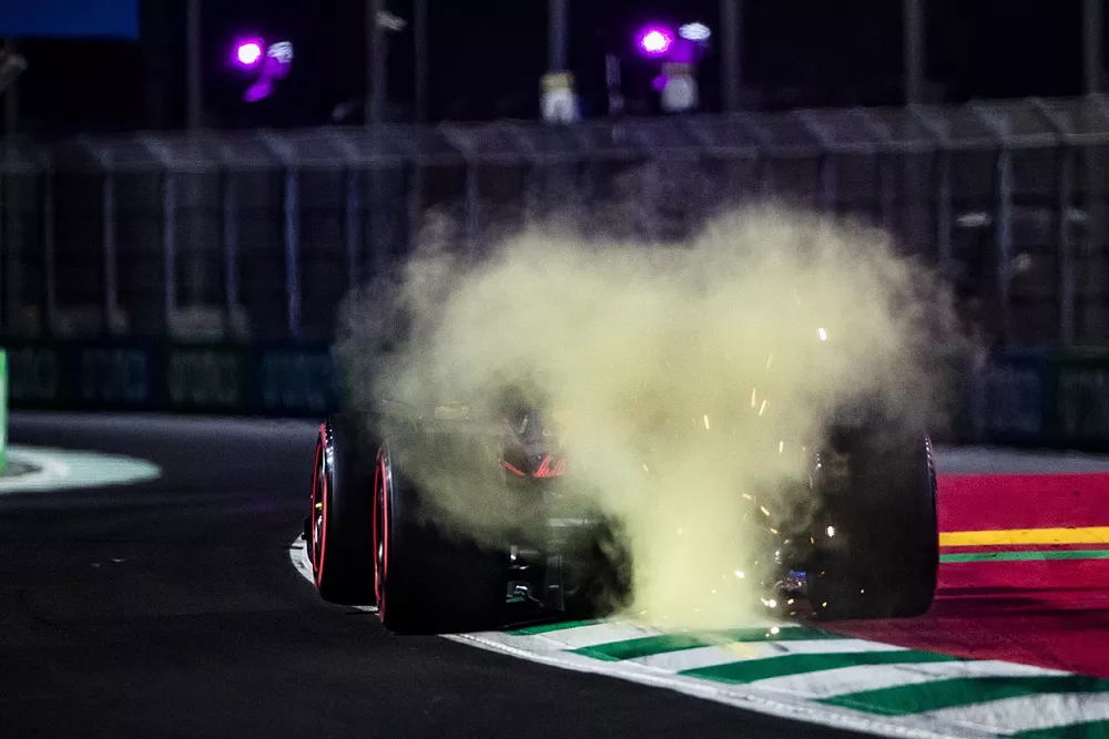 Las chispas salen del RB18 de Max Verstappen, Red Bull Racing