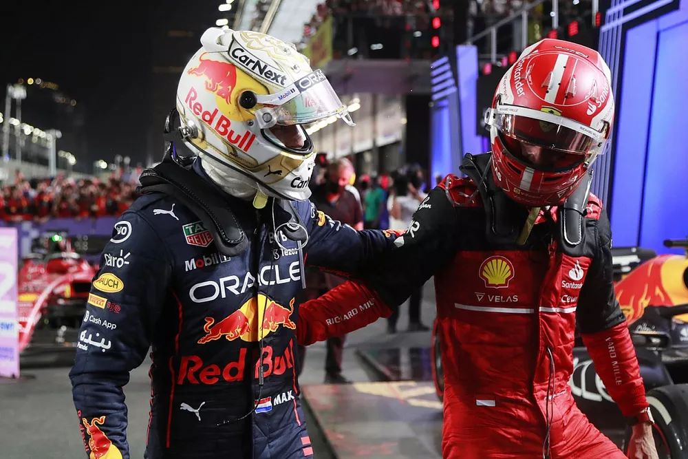 Le vainqueur Max Verstappen, Red Bull Racing et le deuxi&egrave;me Charles Leclerc, Ferrari, se f&eacute;licitent dans le parc ferm&eacute;