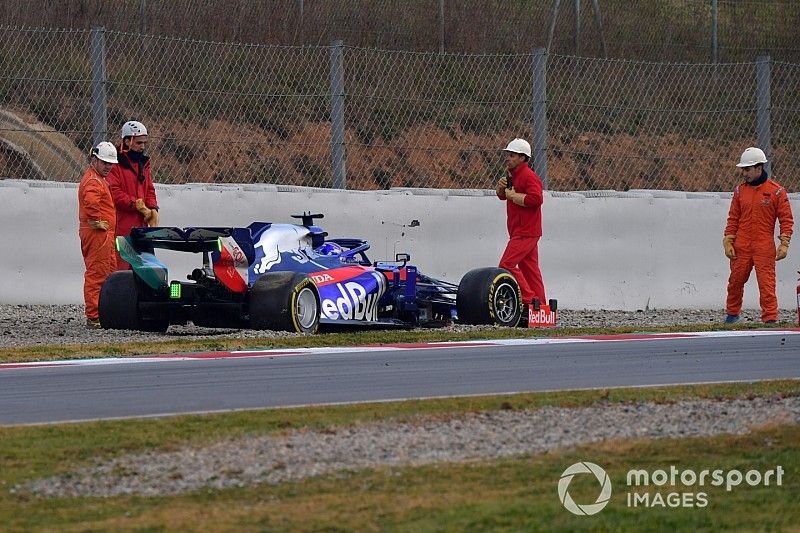 Alex Albon, Scuderia Toro Rosso STR14 detenido en pista después de un trompo