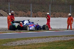 Albon se estrena con un trompo en pruebas oficiales