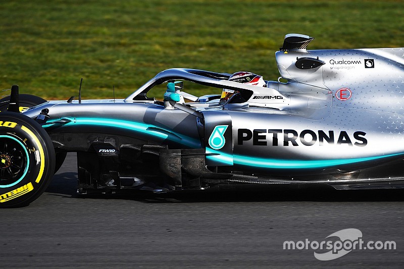 Hamilton nevetve vezette az új Mercedest: onboard videó