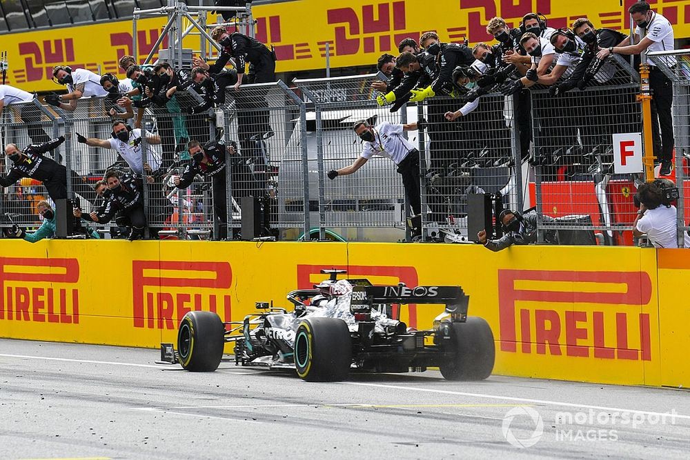 Hamilton domineert GP van Stiermarken, Verstappen derde