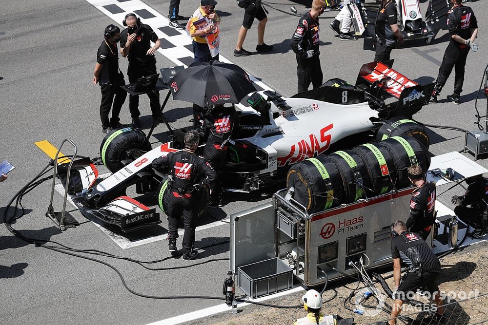 Les mécaniciens autour de Romain Grosjean, Haas VF-20, sur la grille