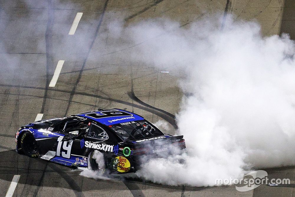 NASCAR Martinsville: Martin Truex Jr. bezwingt Penske-Trio