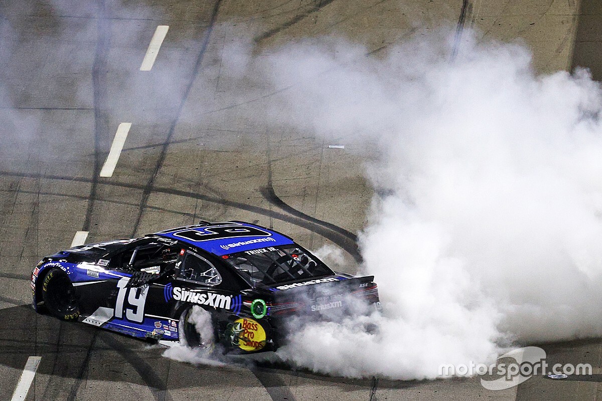 NASCAR Martinsville: Martin Truex Jr. bezwingt Penske-Trio