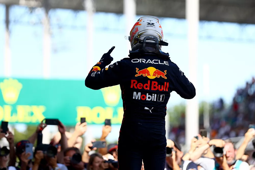 El ganador Max Verstappen, Red Bull Racing RB18