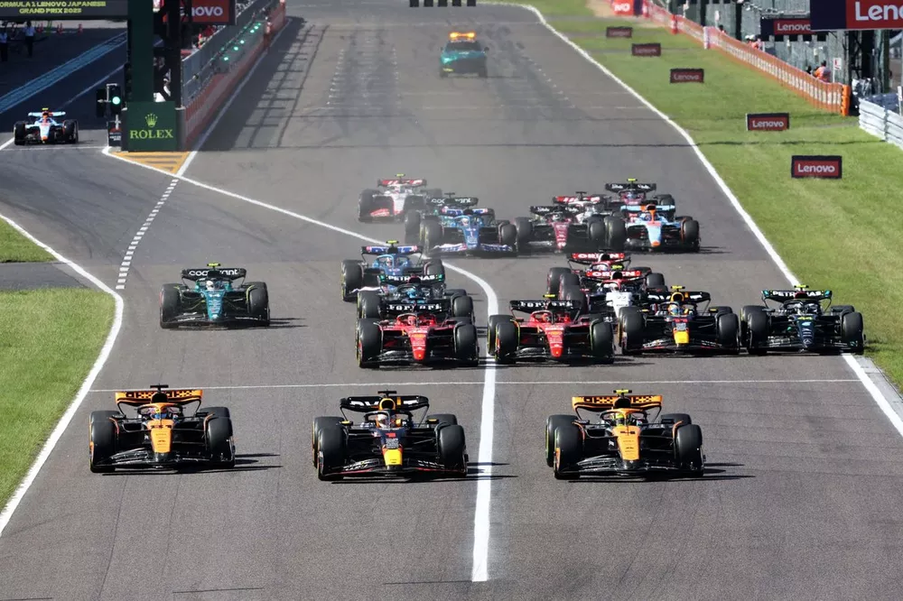 Max Verstappen, Red Bull Racing RB19, Lando Norris, McLaren MCL60, Oscar Piastri, McLaren MCL60, Carlos Sainz, Ferrari SF-23, Charles Leclerc, Ferrari SF-23, Sergio Perez, Red Bull Racing RB19, Lewis Hamilton, Mercedes F1 W14, the rest of the field at the start