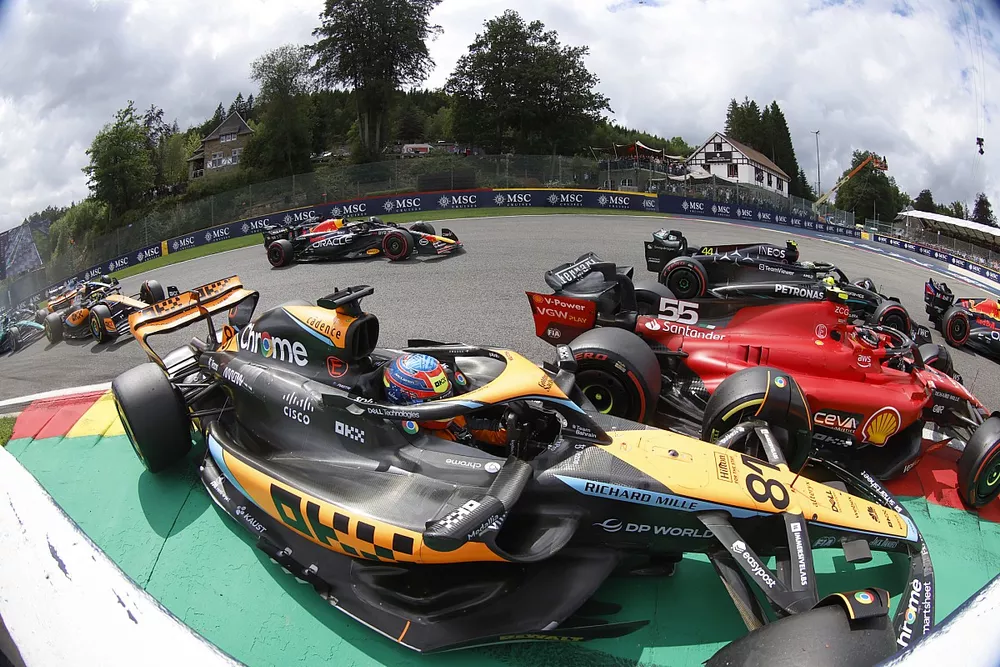 Carlos Sainz, Ferrari SF-23, Oscar Piastri, McLaren MCL60, collide at the start