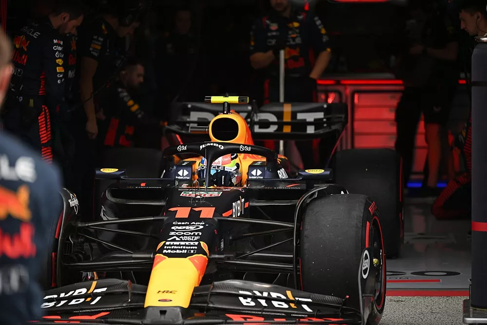 Sergio P&eacute;rez, Red Bull Racing RB19, sale del garaje