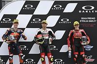 Suzuki le roba a Acosta, a su rueda, la pole de Moto3 en Mugello
