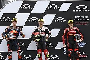 Suzuki le roba a Acosta, a su rueda, la pole de Moto3 en Mugello