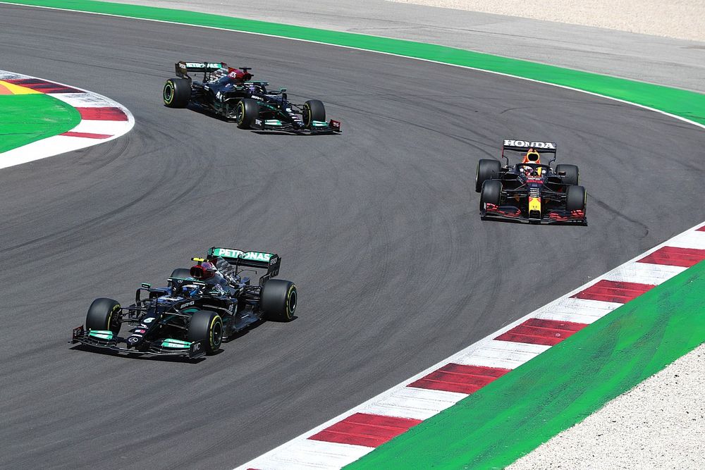 Red Bull переманила у Mercedes F1 еще пять мотористов