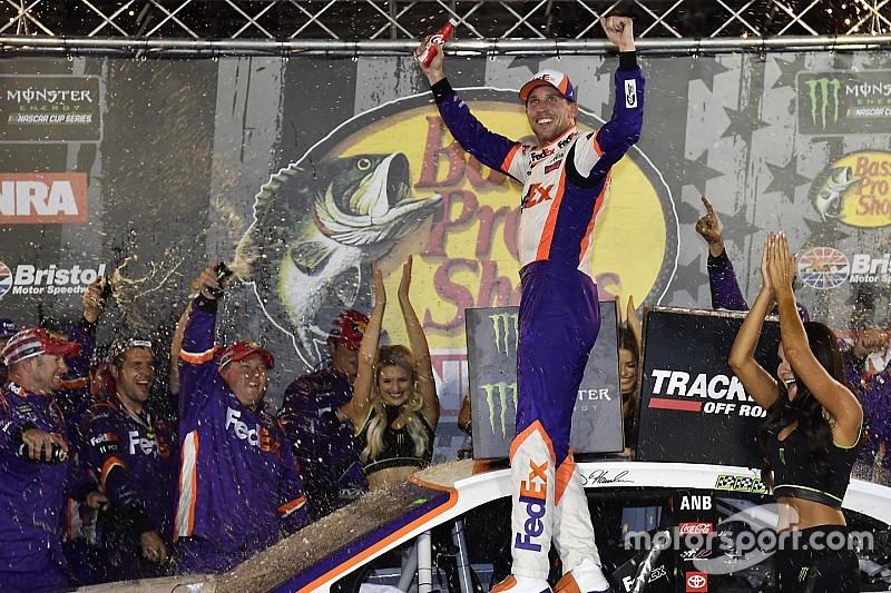 NASCAR Bristol: Denny Hamlin fängt Matt DiBenedetto ab
