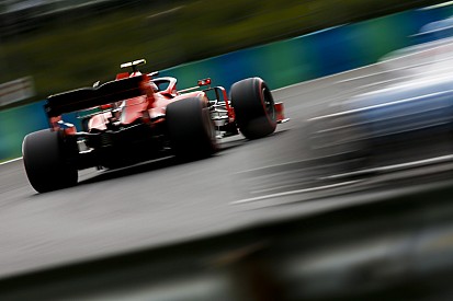 Леклер пожаловался на проблемы с балансом и нехватку прижимной силы у Ferrari