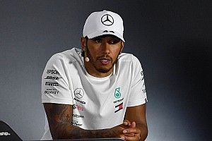 Hamilton nézetéből, ahogy Leclerc „félrerakja” Monzában
