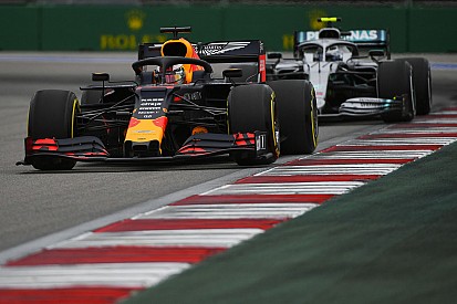 Verstappen verrast zichzelf met snelste tijd op eerste dag Sochi