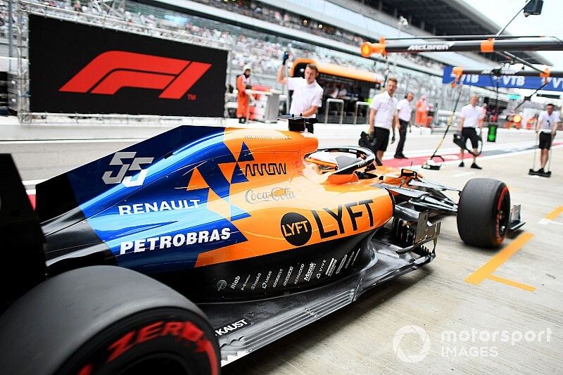 Carlos Sainz Jr., McLaren MCL34, in the pits during practice