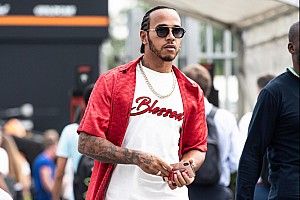 Hamilton feltűnő megjelenése Monzában: a piros ruha már megvan