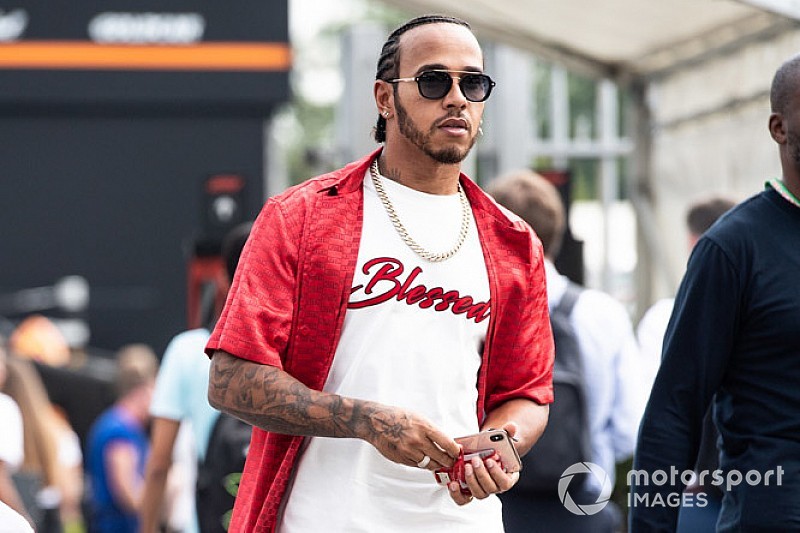 Hamilton feltűnő megjelenése Monzában: a piros ruha már megvan