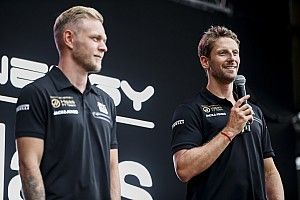 A Haas nem kísérletezik tovább, mindkét autó az új csomaggal folytatja