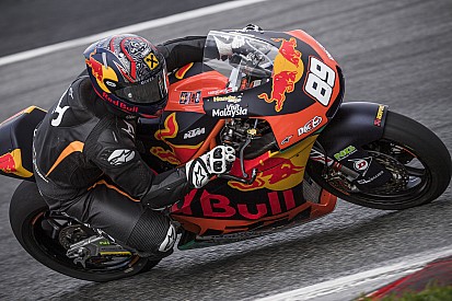 Skikampioen Hirscher test KTM MotoGP-machine in Oostenrijk